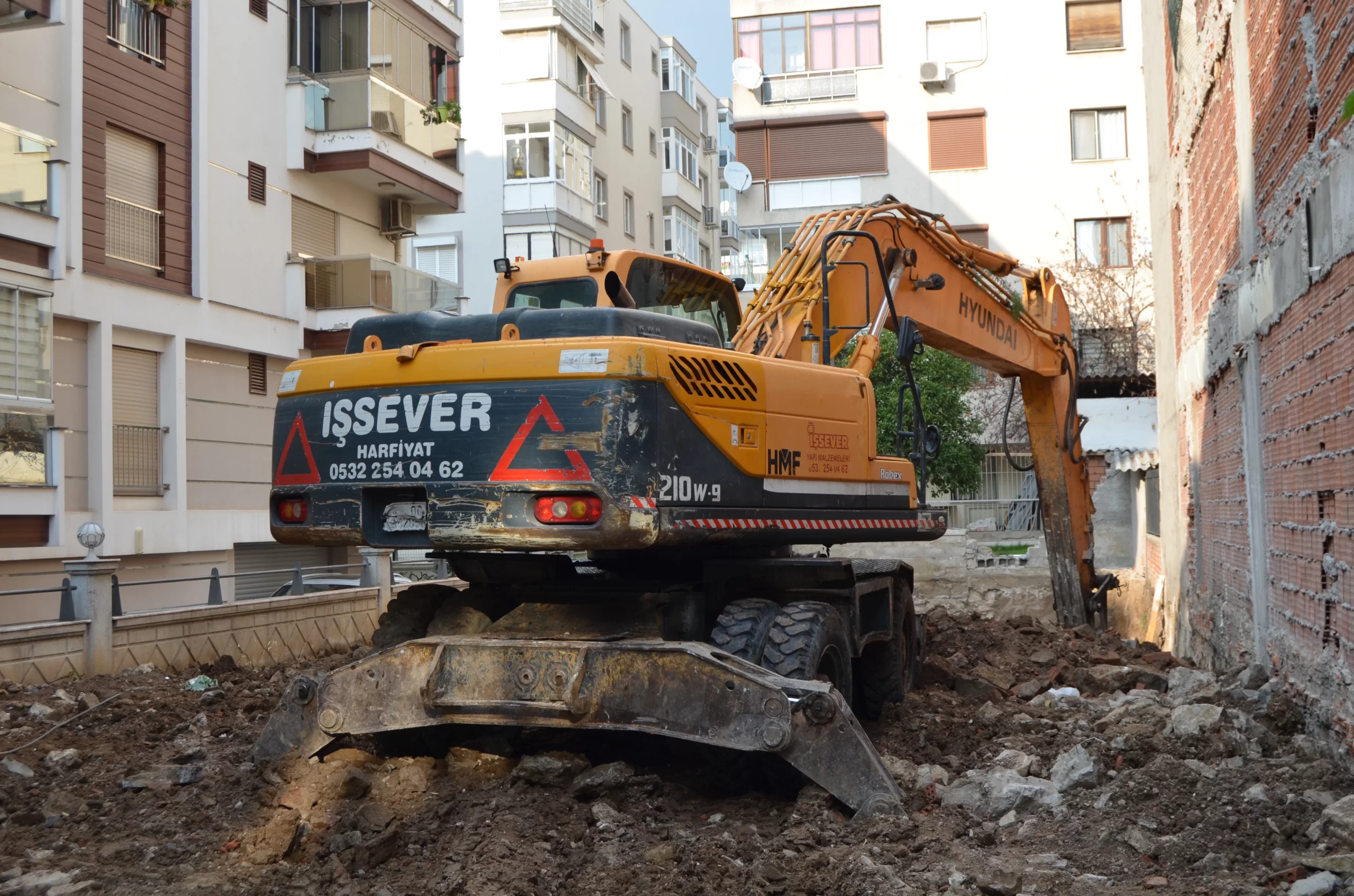 İş Makinası ile yıkımı